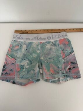 Lululemon Women's Printed Active Shorts in Mint Multi Floral Sz 8